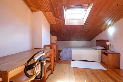 Chambre privée à Rua Guilherme Gomes Fernandes, image 1 de 10