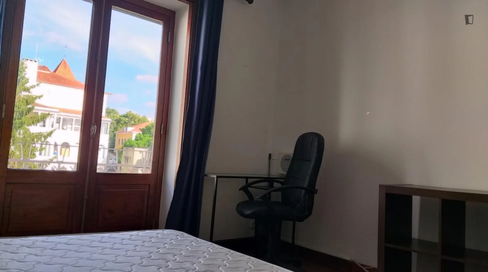 Habitación estudiantil luminosa y aireada con fácil acceso a la universidad en 