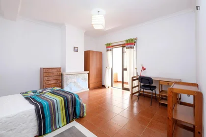 Chambre privée à Rua Guilherme Gomes Fernandes, image 1 de 10