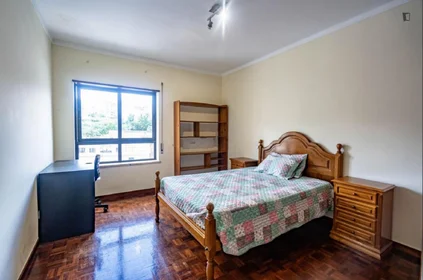Quarto privado em Praça Mestre Pêro, imagem 1 de 10