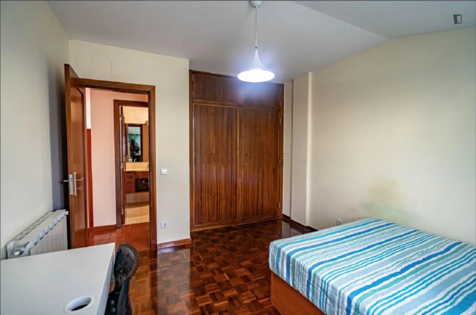 Habitación estudiantil económica con ubicación conveniente en 