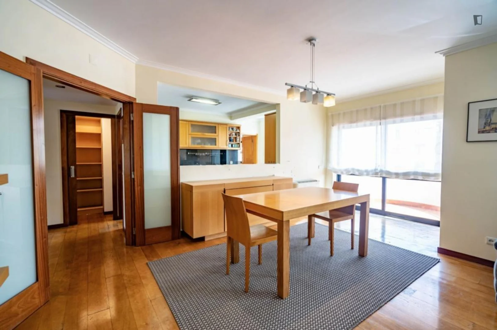 Habitación estudiantil amplia y cómoda en 