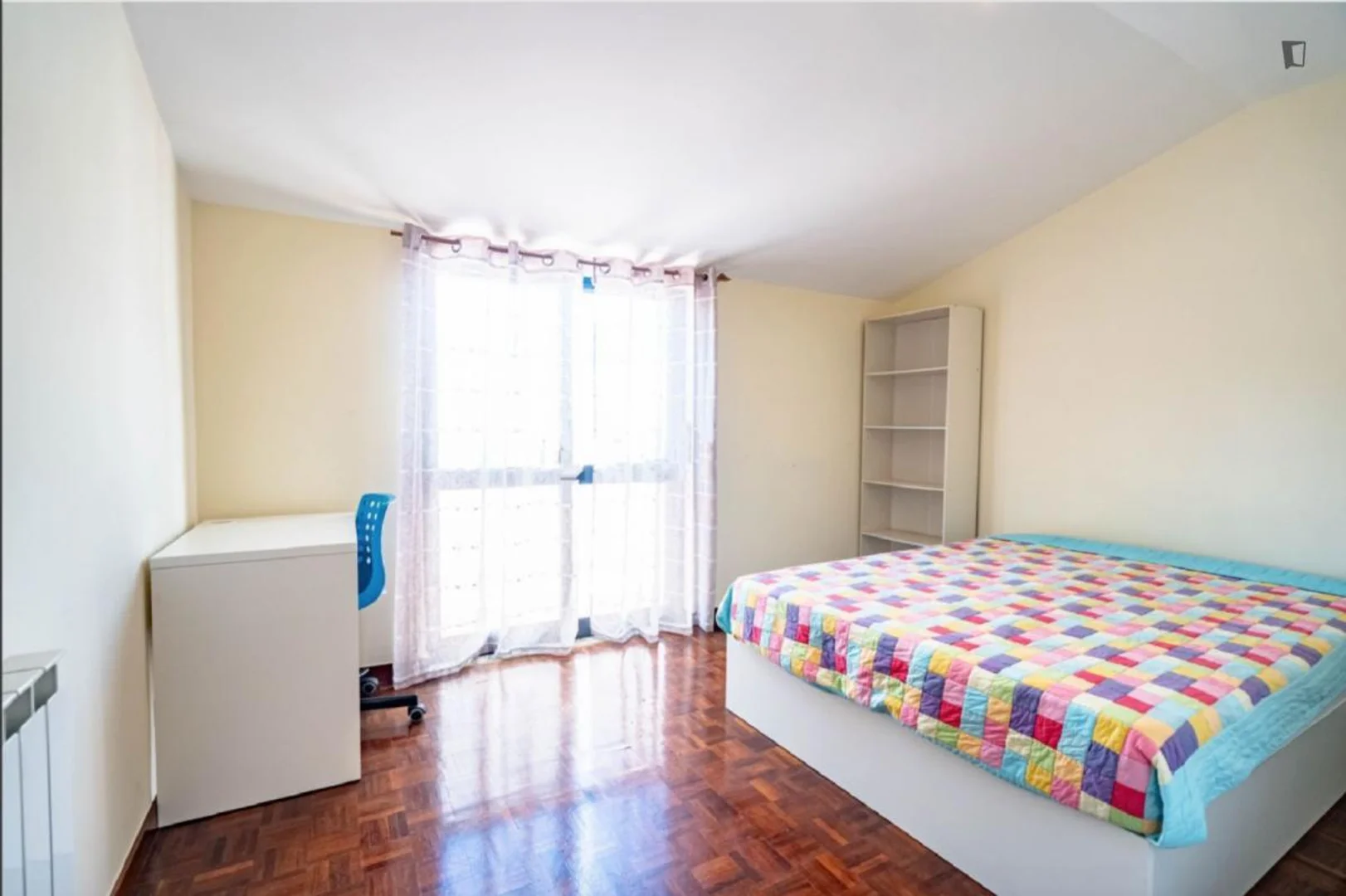 Habitación estudiantil funcional perfecta para estudiar en 