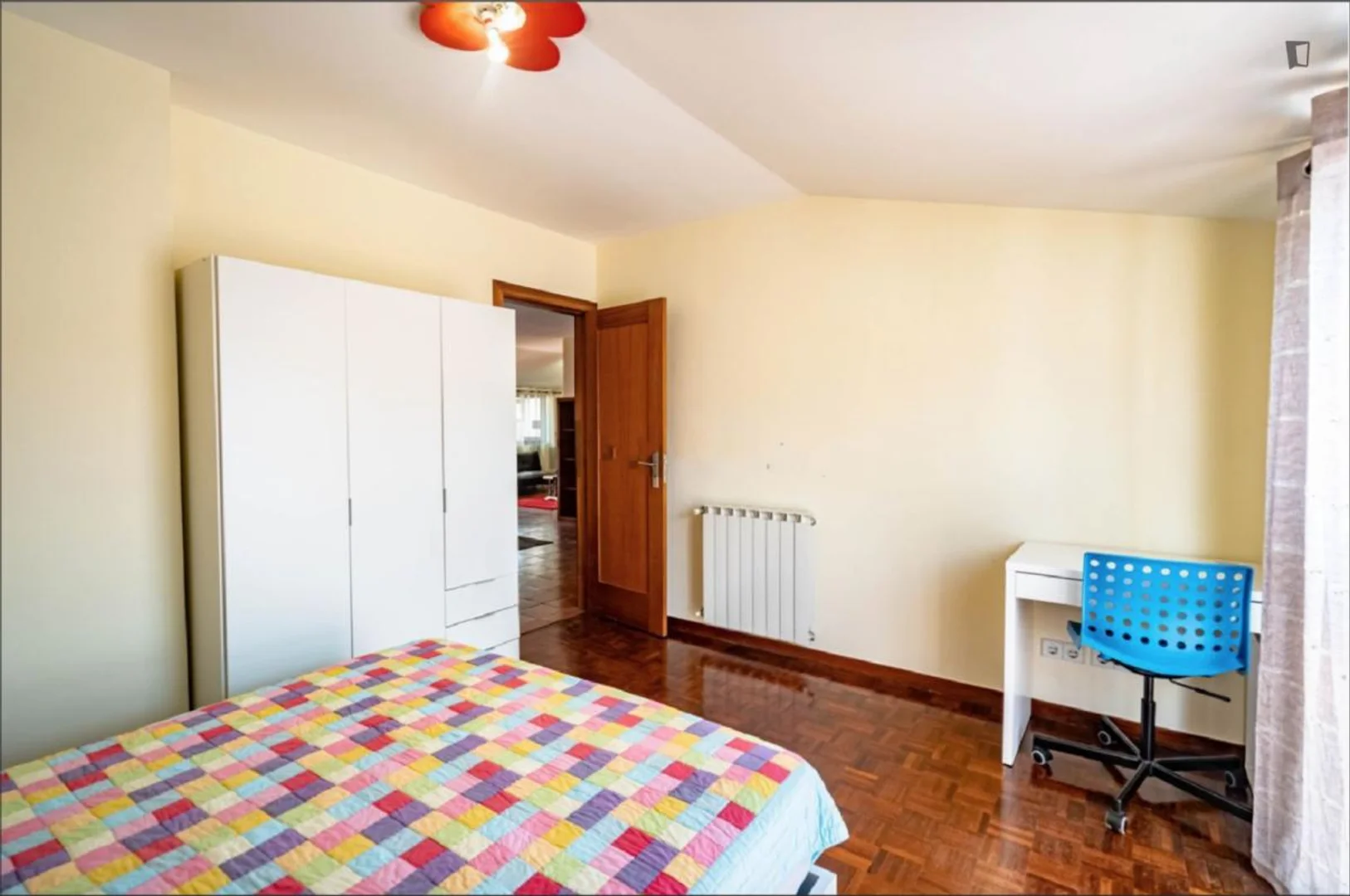 Habitación acogedora para estudiantes disponible en 