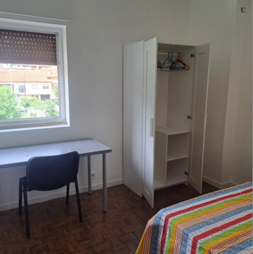 Chambre abordable pour les étudiants avec un bon éclairage dans 
