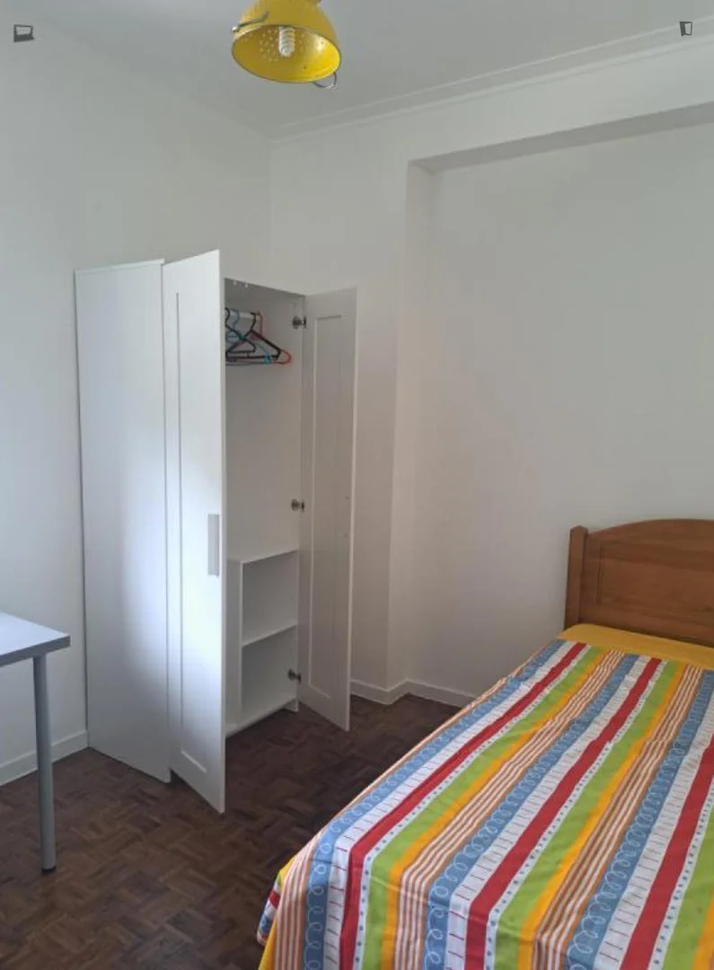 Chambre abordable pour les étudiants avec un bon éclairage dans 