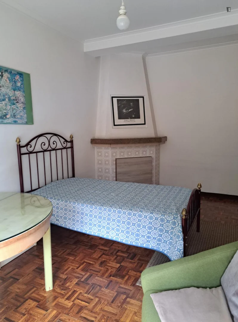Chambre d'étudiant lumineuse et aérée avec accès facile à l'université dans 