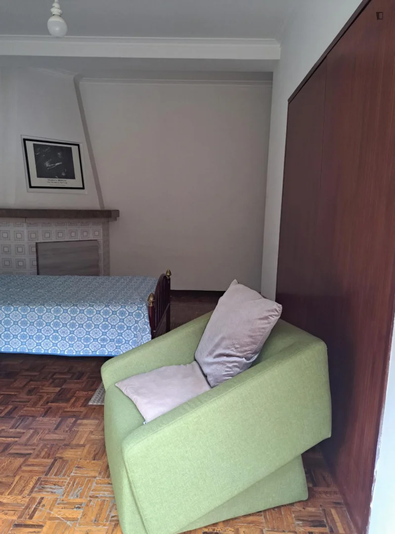 Chambre confortable pour étudiants disponible dans 