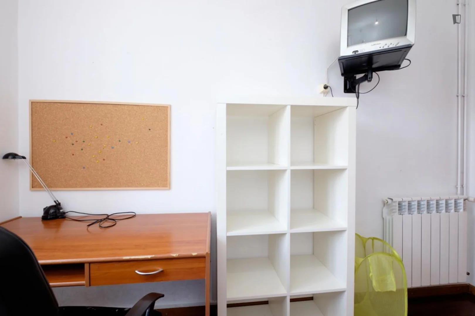 Habitación estudiantil luminosa y aireada con fácil acceso a la universidad en 