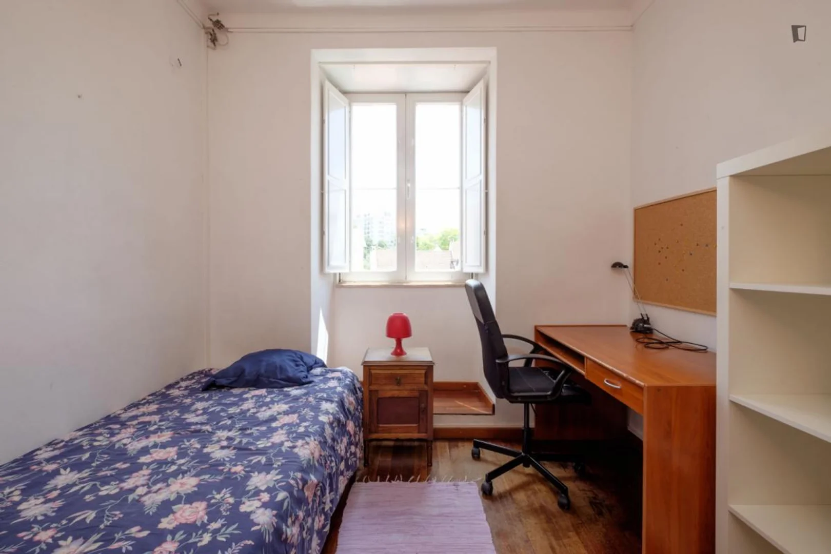 Habitación estudiantil amplia y cómoda en 