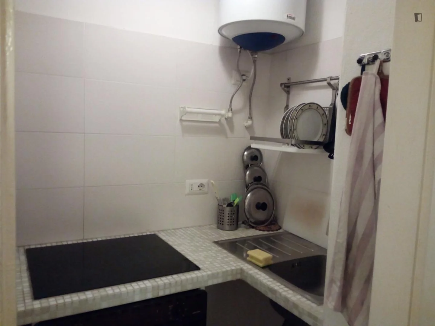 Camera per studenti in  con area studio e servizi in comune
