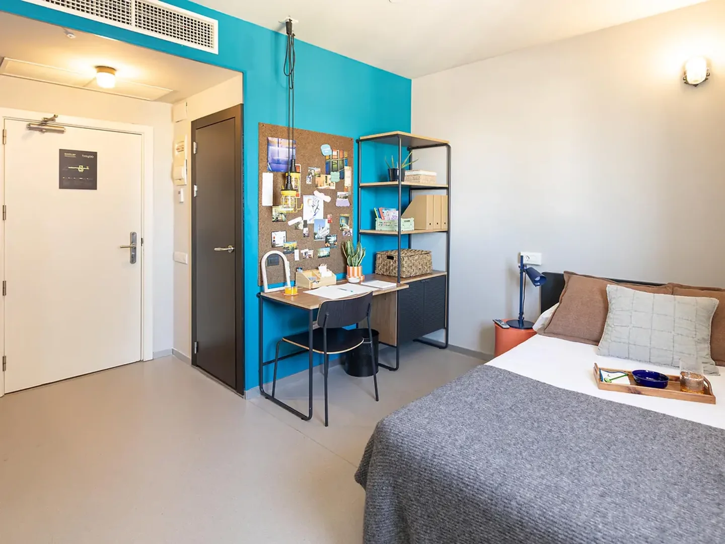 Quarto para alugar em apartamento de estudantes em , totalmente mobilado