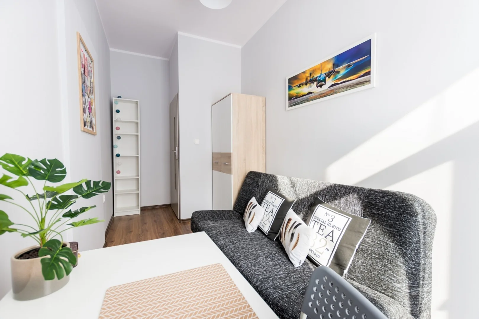 'de öğrenci dairesinde, tamamen mobilyalı kiralık oda