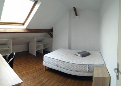 Quarto para alugar com cama de casal em Valenciennes