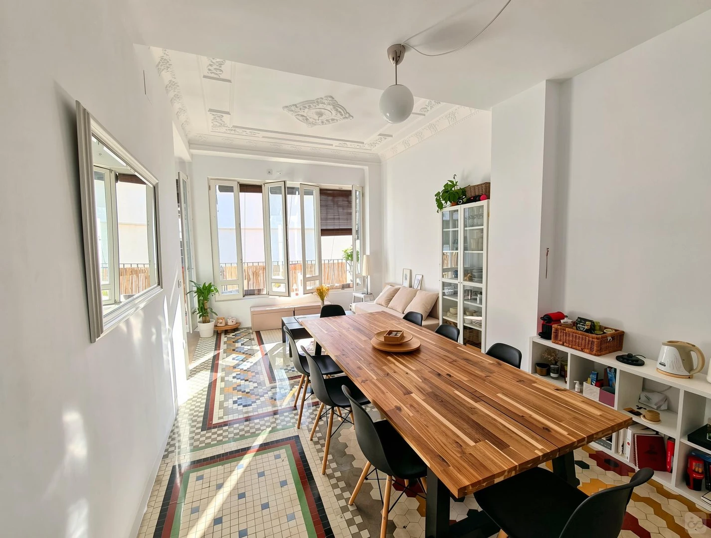 Studentenzimmer in  mit Arbeitsbereich und Gemeinschaftseinrichtungen