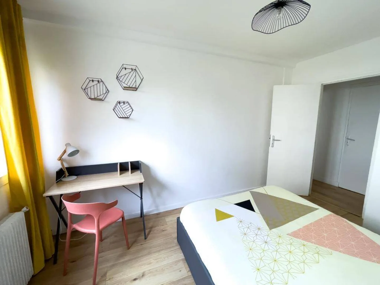 Habitación para estudiantes en  con área de estudio y facilidades compartidas