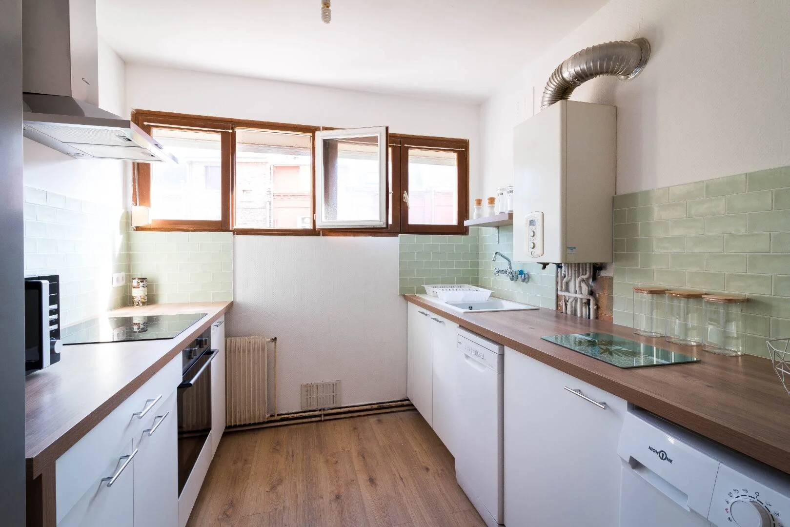 Habitación estudiantil funcional perfecta para estudiar en 