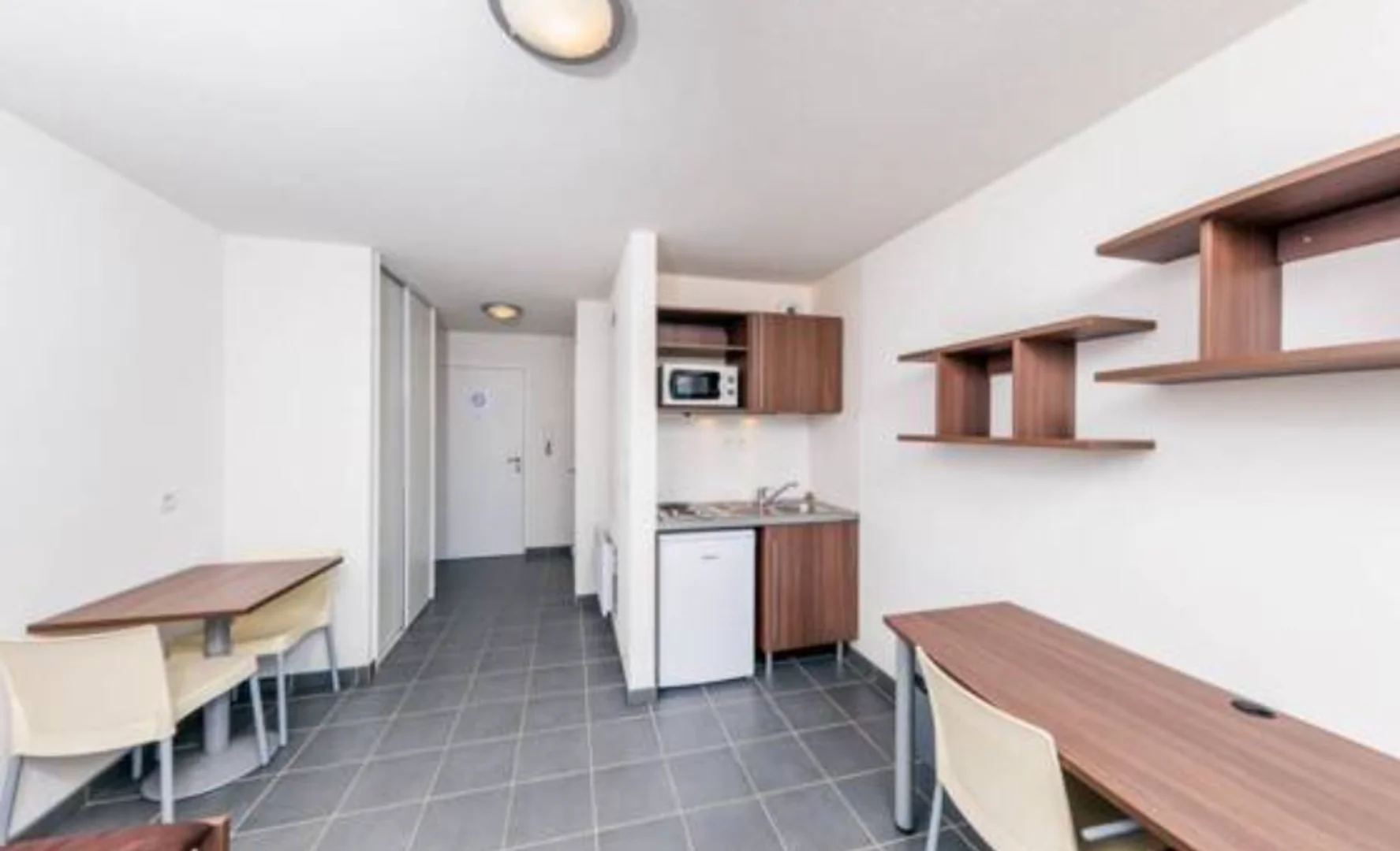 Helles und luftiges Studentenzimmer mit einfachem Zugang zur Universität in 