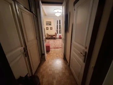 Private room at Gran Via de les Corts Catalanes, Eixample, image 2 of 8