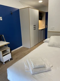 Cheap private room in Seville