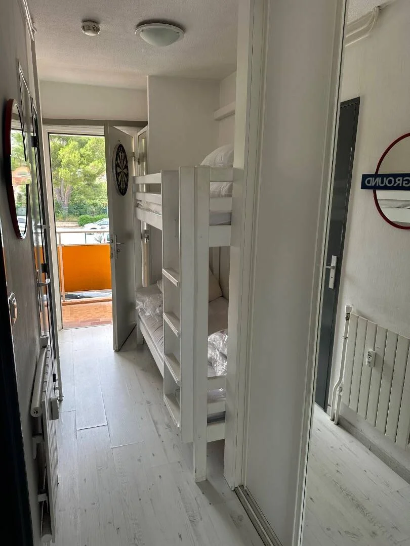 Functional student room perfect for studying in 