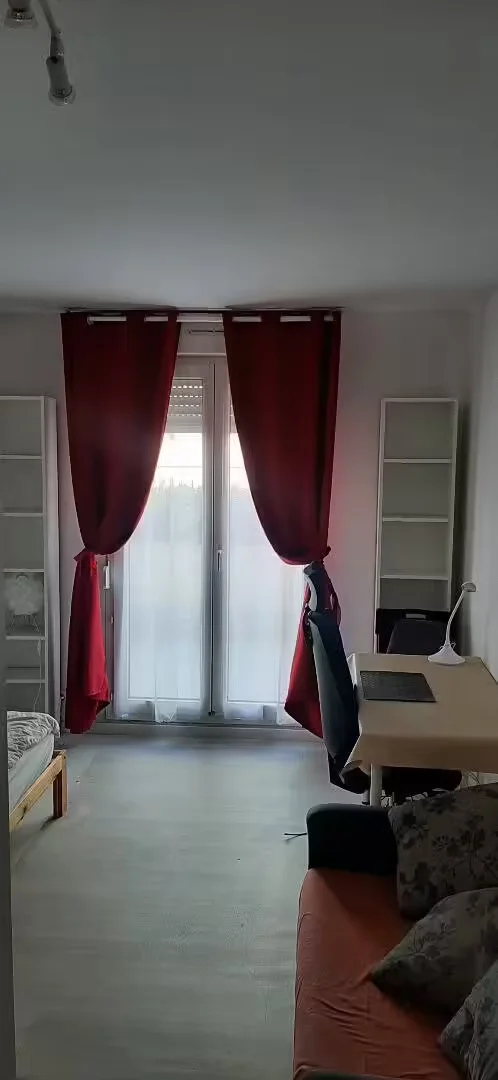 Habitación estudiantil luminosa y aireada con fácil acceso a la universidad en 