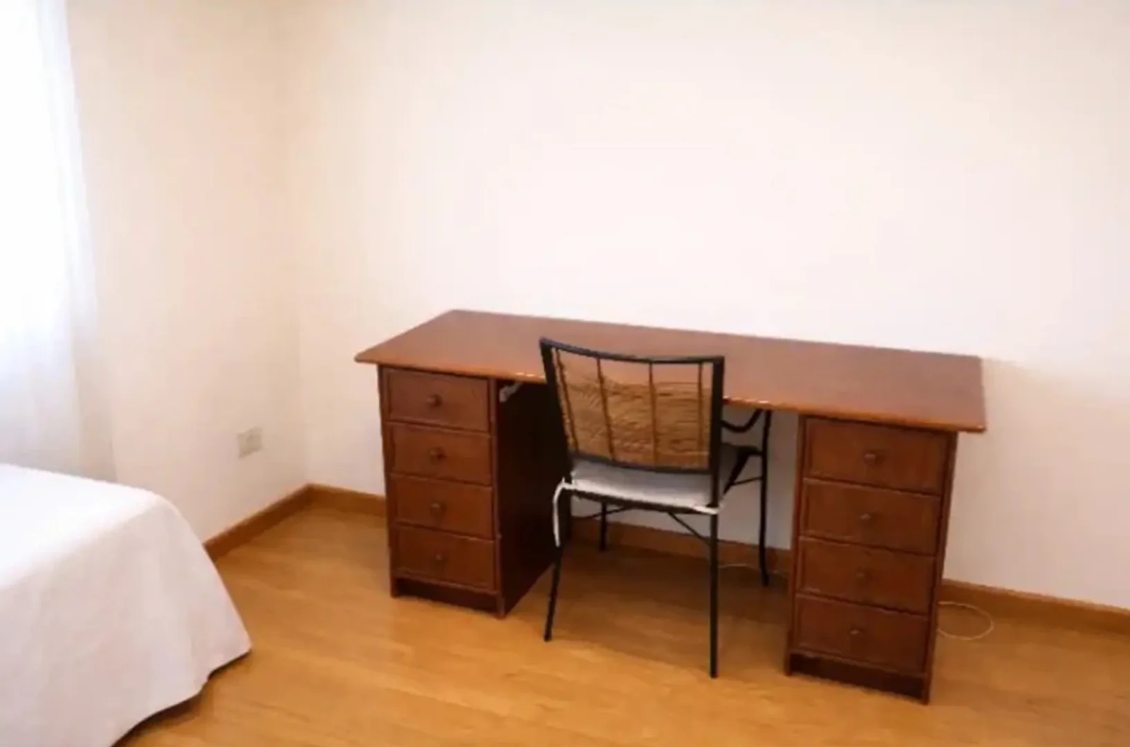 Habitación estudiantil amplia y cómoda en 