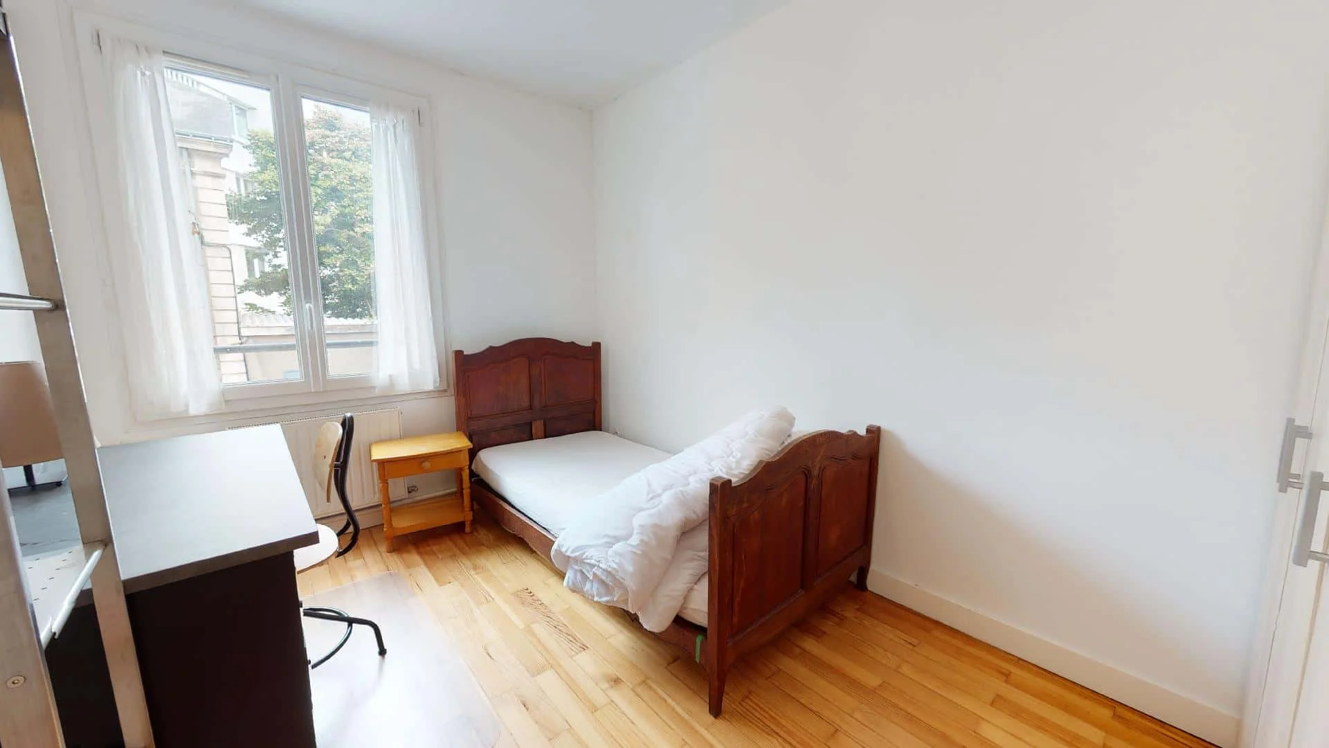 Quarto de estudante luminoso e arejado com acesso fácil à universidade em 