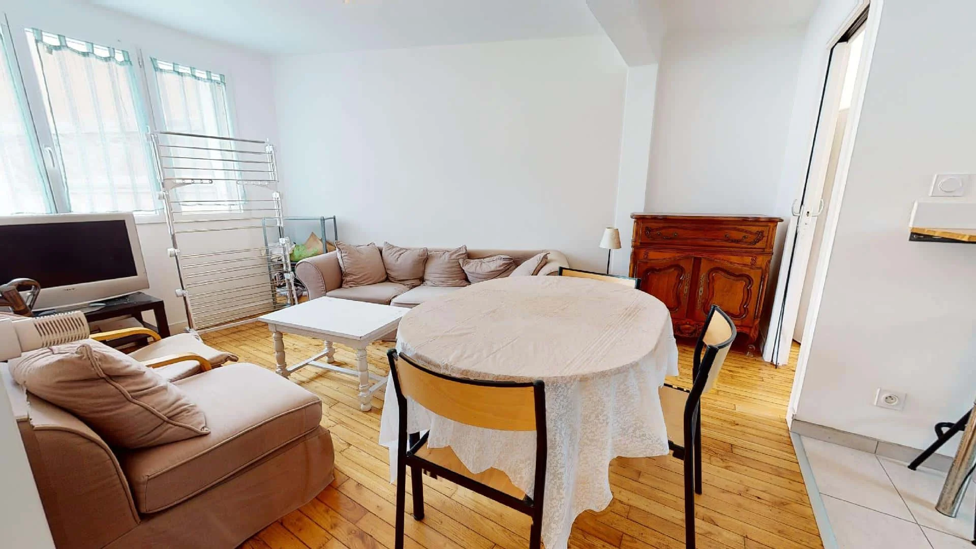 Quarto acessível para estudantes com iluminação ampla em 