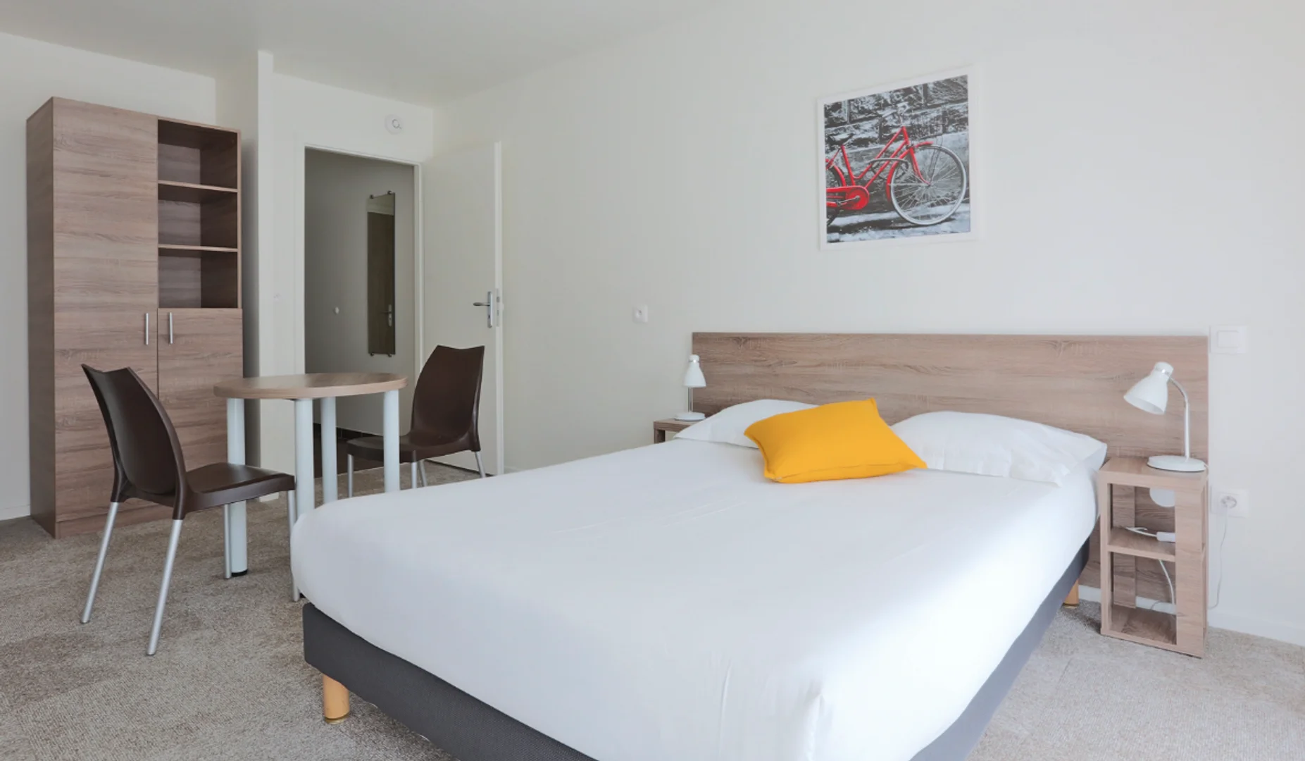 Habitación para estudiantes en  con área de estudio y facilidades compartidas