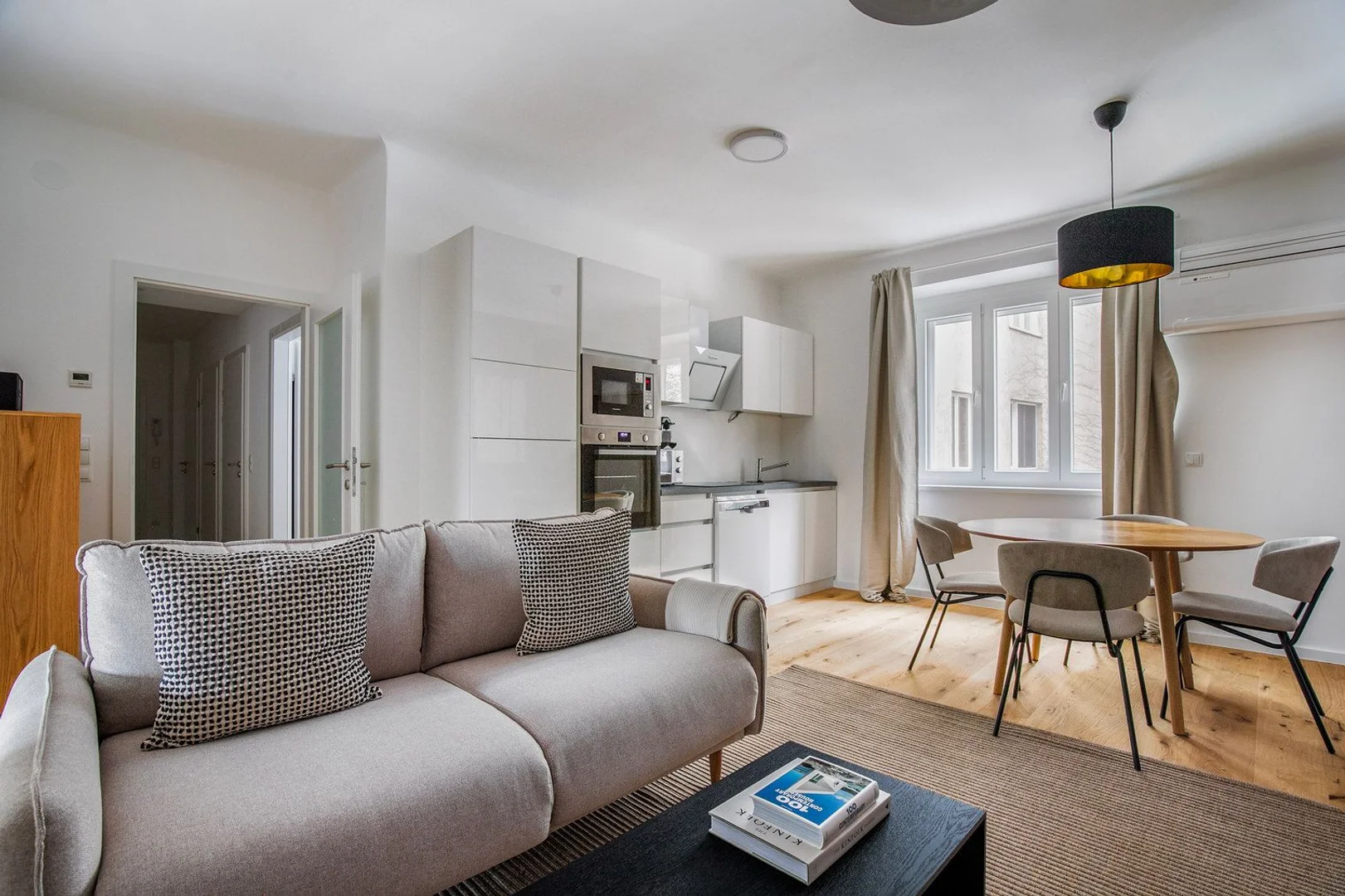 Bright and airy student room with easy university access in 