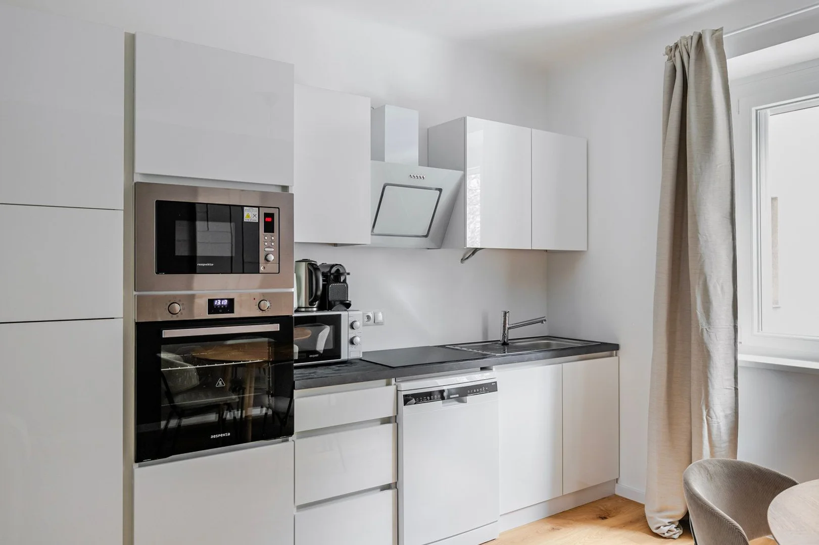 Functional student room perfect for studying in 