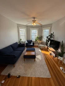 Gesamte Unterkunft im Wohnheim in der 126, Neponset Ave., Unit 3, Dorchester, Boston, MA, 02122, bild 1 von 13