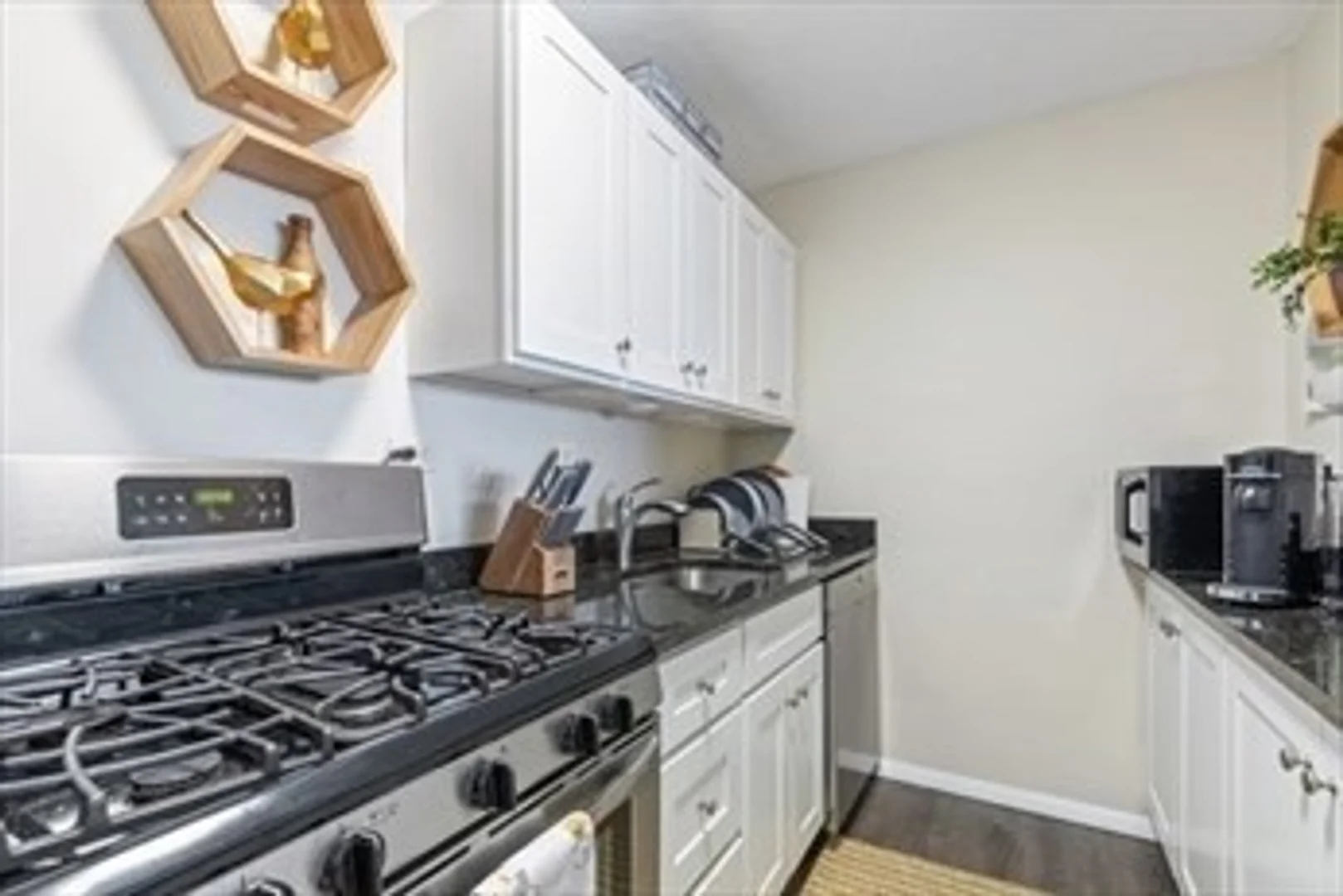 Chic studio apartment near campus in 