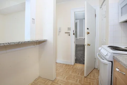 Gesamte Unterkunft im Wohnheim in der 1625, Commonwealth Ave., Unit 1, Brighton, Boston, MA, 02135, bild 3 von 15