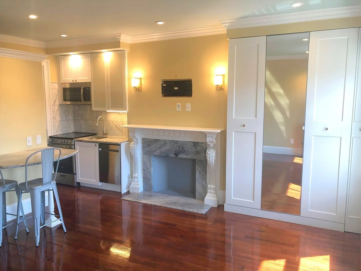 Chic studio apartment near campus in 