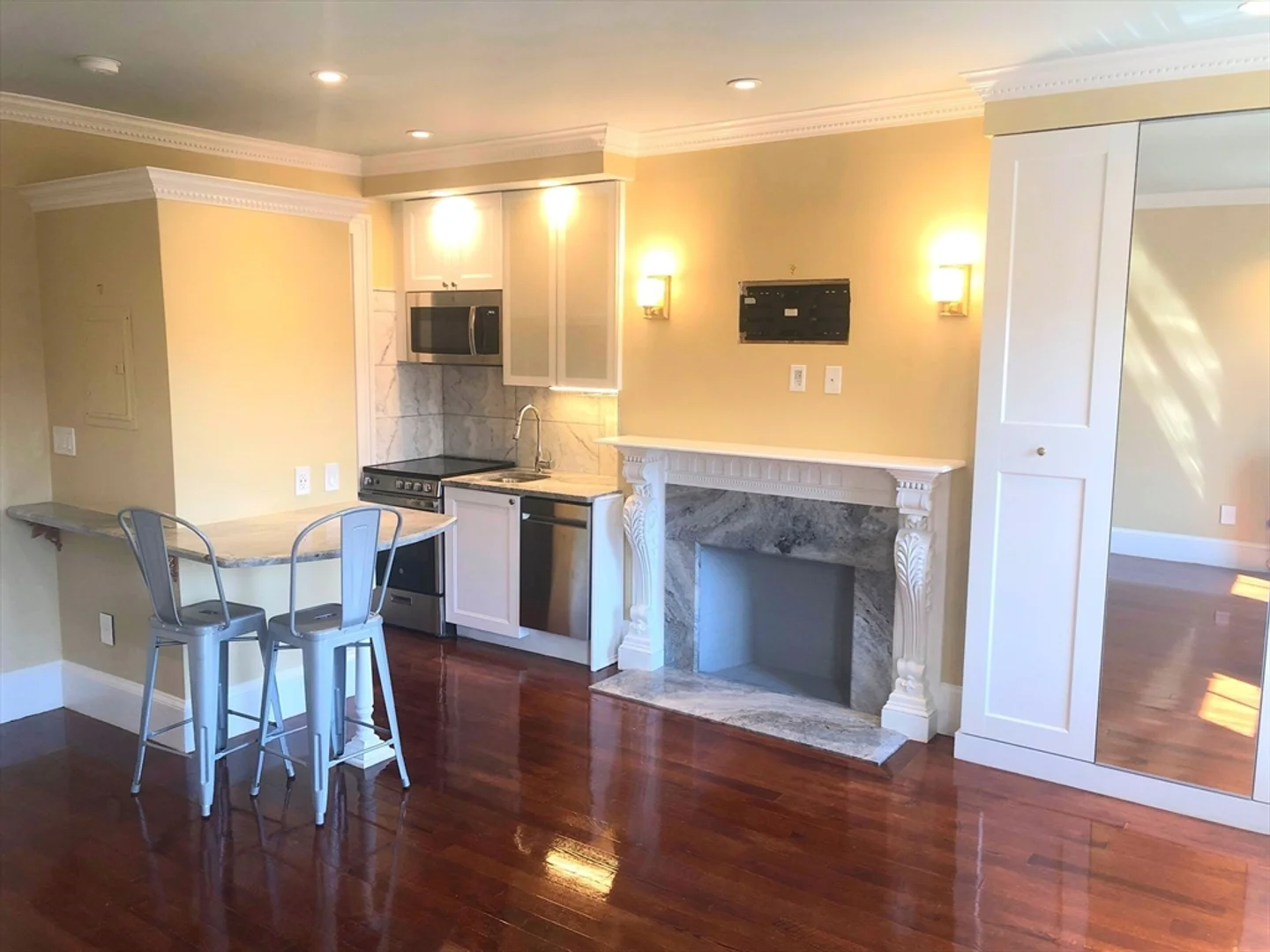 Compact studio apartment ideal for students in 