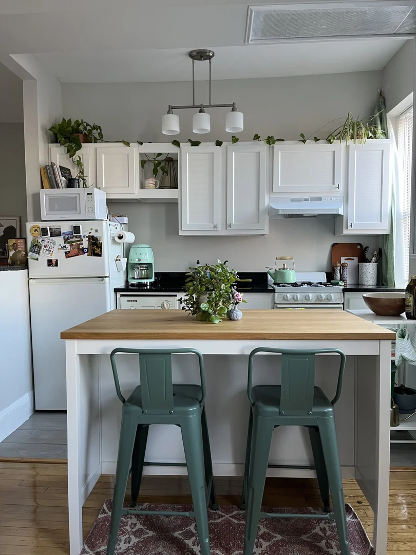 Chic studio apartment near campus in 