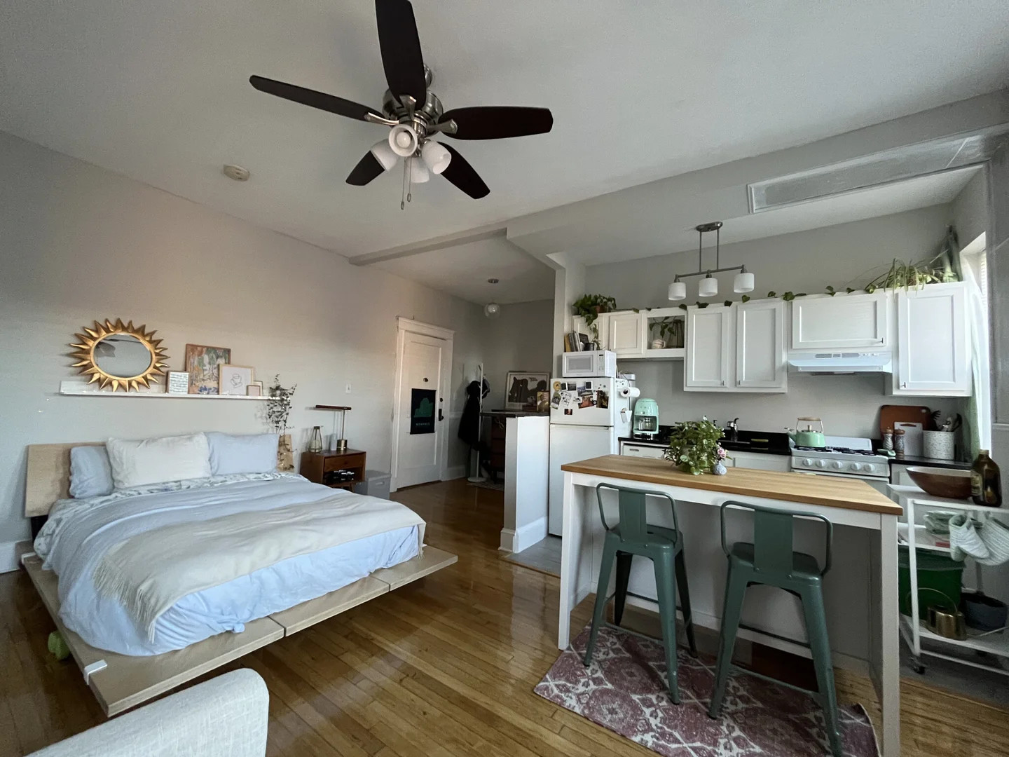 Chic studio apartment near campus in 