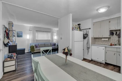 Alojamiento entero en residencia en 10, Scottfield Rd., Unit 2, Allston, Boston, MA, 02134, imagen 1 de 10