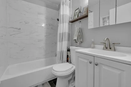 Alojamiento entero en residencia en 10, Scottfield Rd., Unit 2, Allston, Boston, MA, 02134, imagen 2 de 10