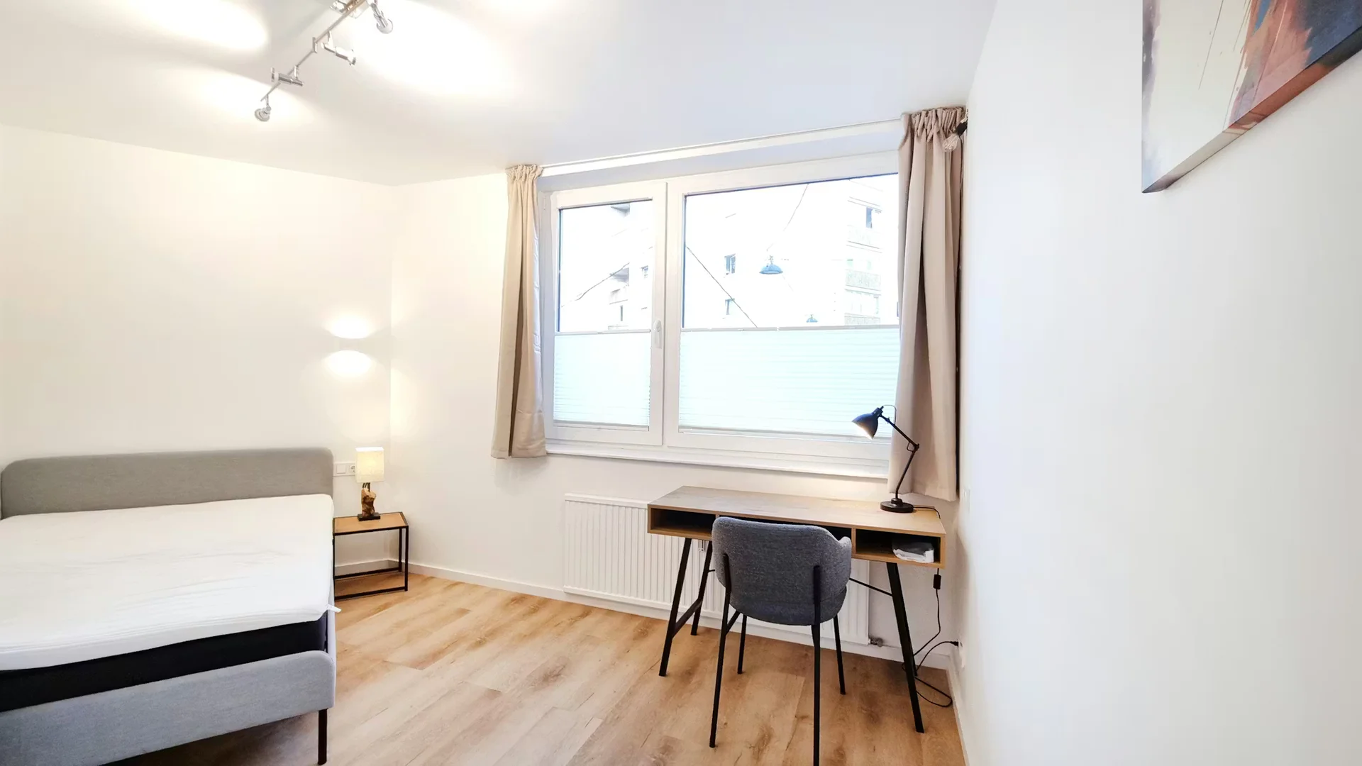 Functional student room perfect for studying in 