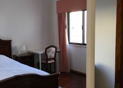 Cheap private room in Lisbon
