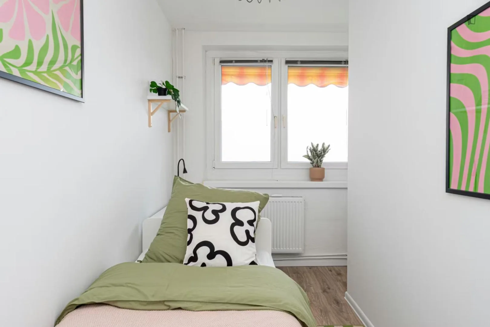 Quarto acessível para estudantes com iluminação ampla em 