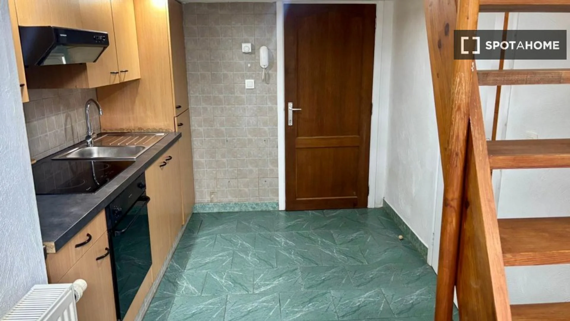 Niedrogi apartament typu studio z niezbędnymi funkcjami w 