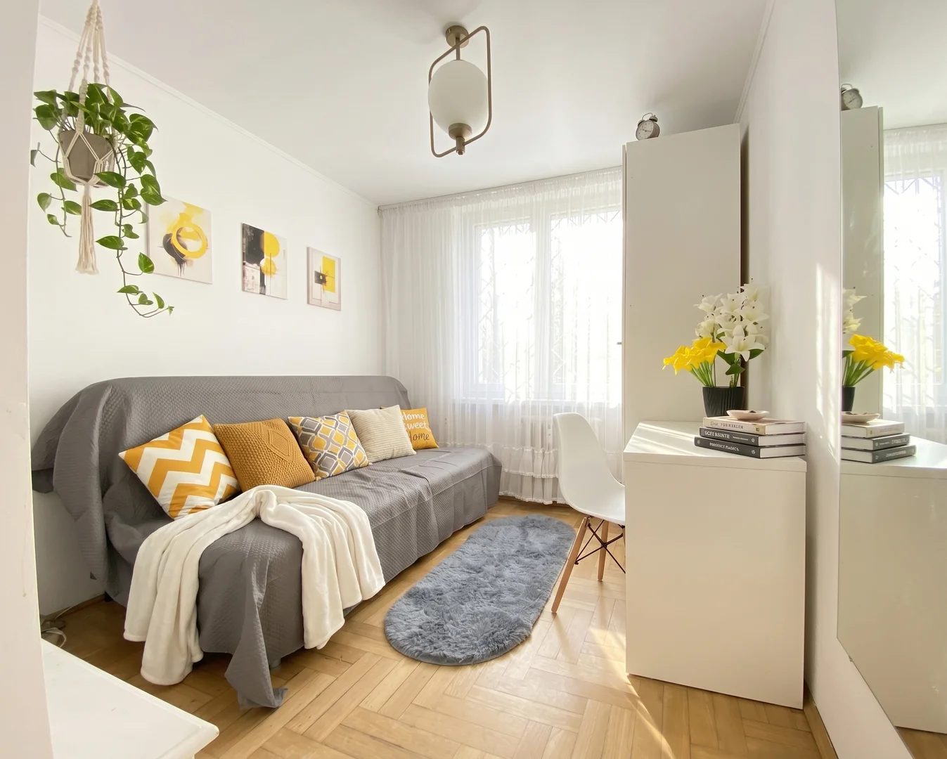 Habitación estudiantil funcional perfecta para estudiar en 