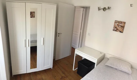 Quarto privado em Rua Capitão Renato Baptista, imagem 2 de 7