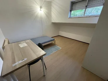 Stanza privata in R. da Volta das Calçadas, immagine 1 di 10