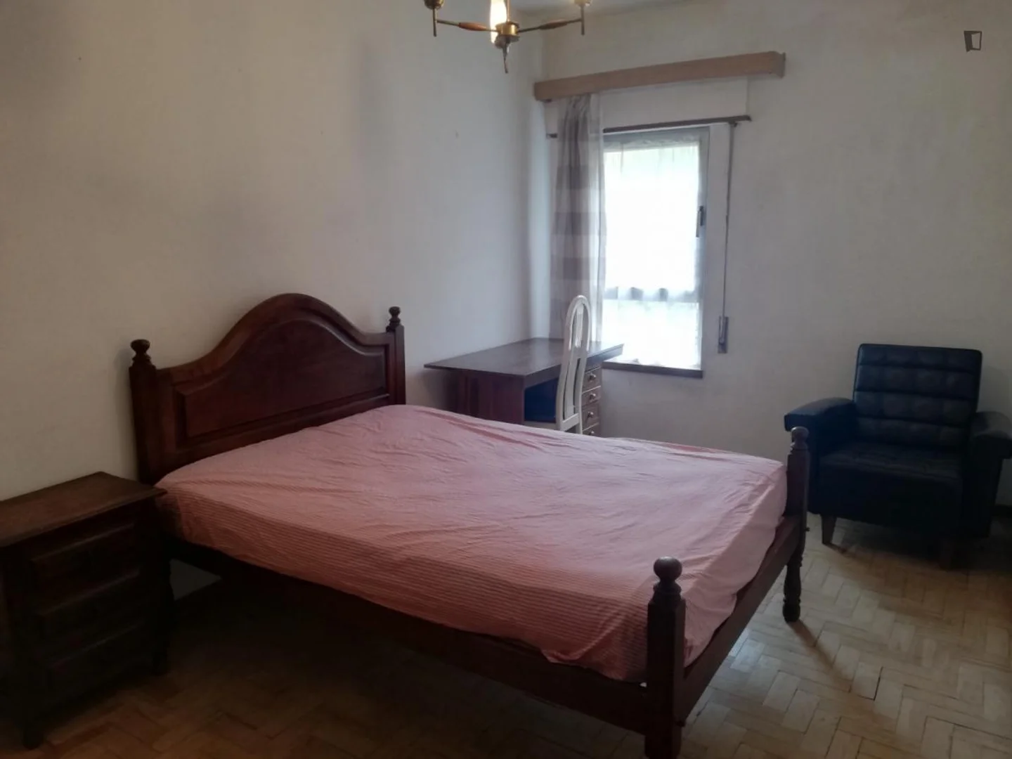 Funktionelles Studentenzimmer perfekt zum Studieren in 