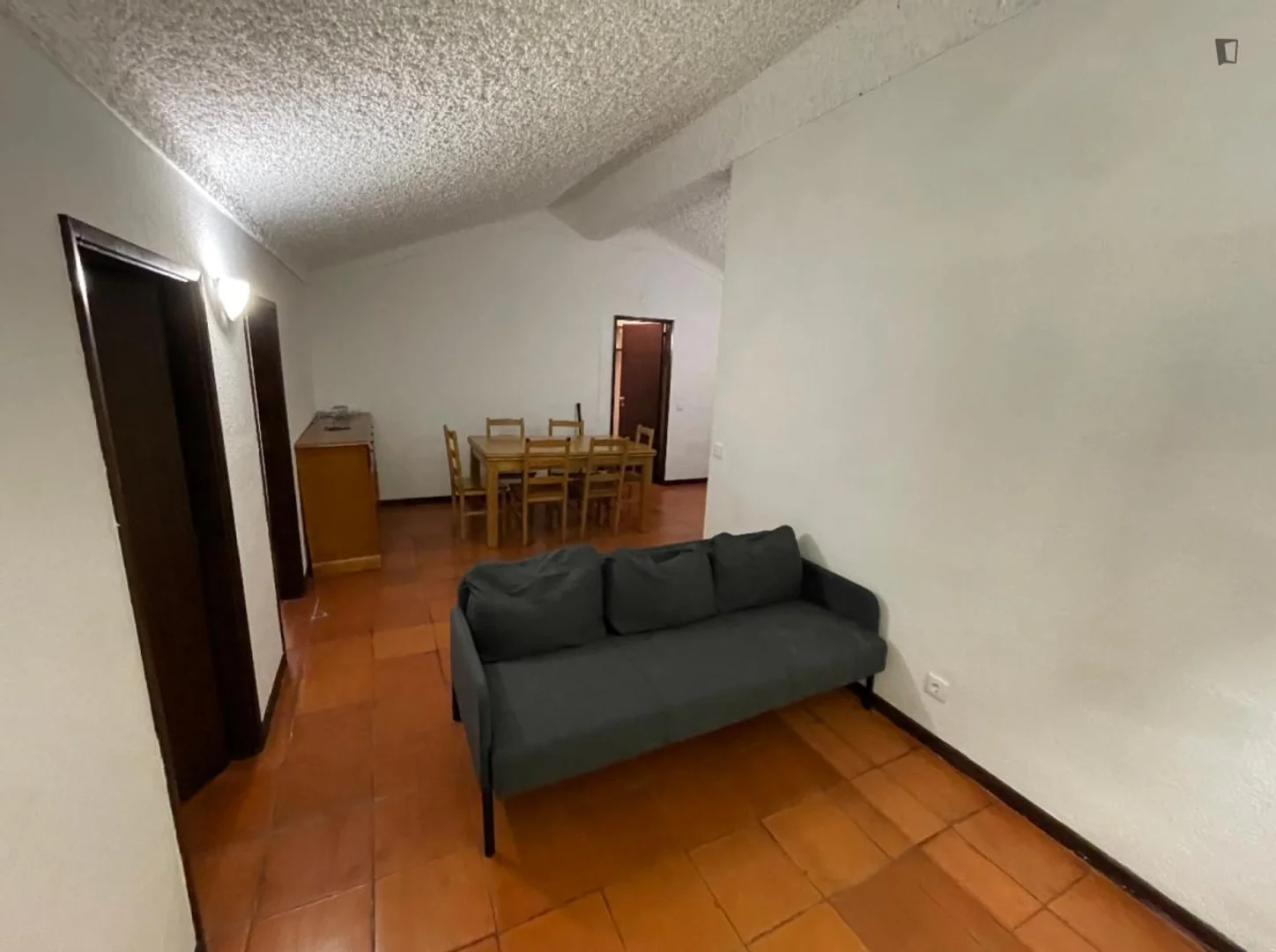 Habitación estudiantil económica cerca del campus en 